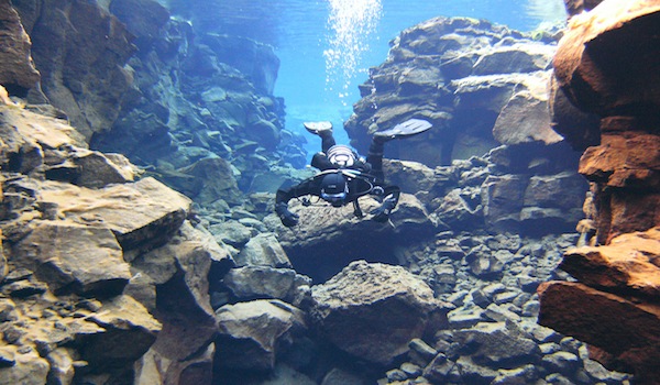 Scuba_diver_in_silfra