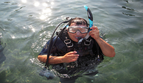 Hair_between_the_skirt_scuba_mask