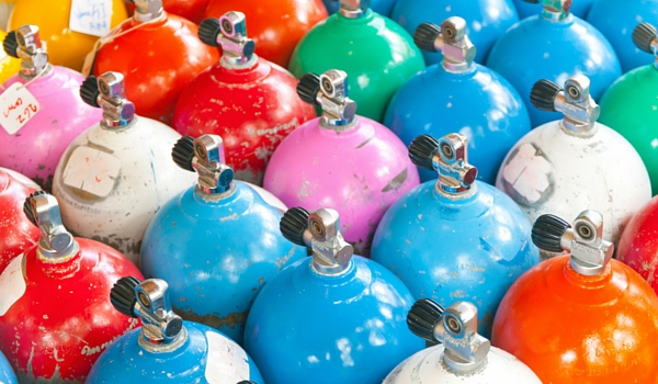 Colored_scuba_tanks